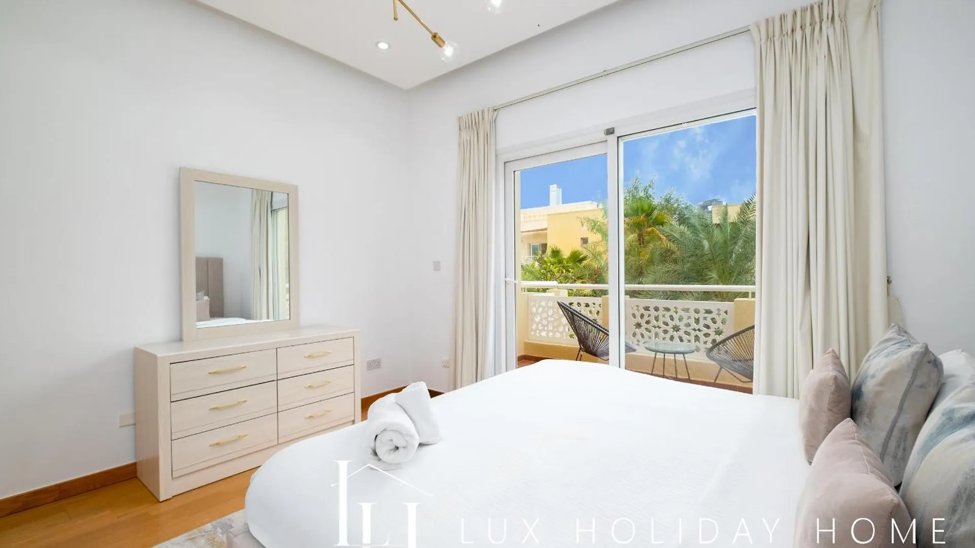 Lux The Meadows 5 Bed Villa Dubai